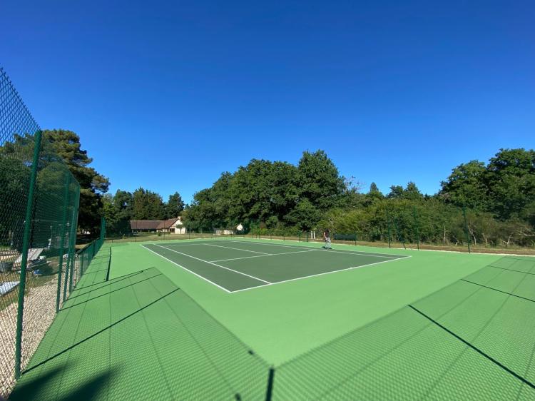 Construction d’un court de tennis en béton poreux par ADN-SOL, avec une surface perméable pour une excellente gestion de l'eau.