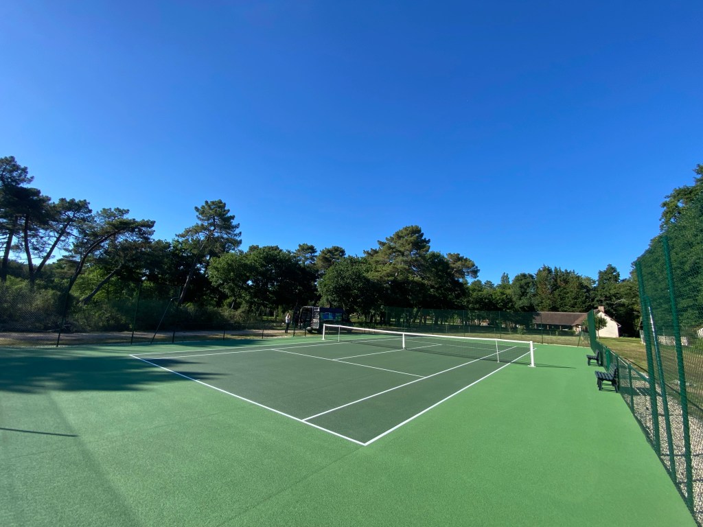 Construction de terrains de tennis à Quimper par ADN-SOL, expert en création de courts performants et durables.
