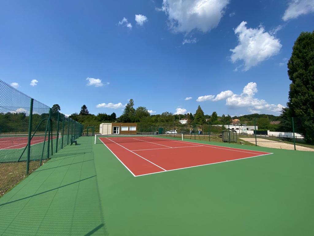 Construction de terrains de tennis à Alençon par ADN-SOL - Courts de tennis en béton poreux, résine, ou gazon synthétique.