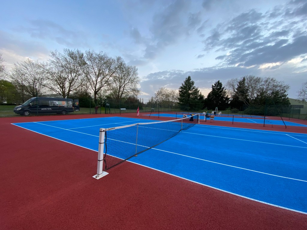 Construction de terrains de tennis à Angers par ADN-SOL, expert en création de courts performants et durables.