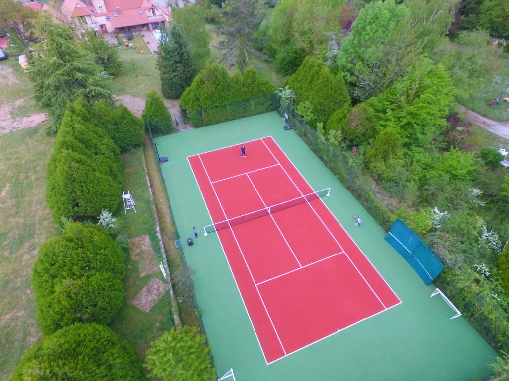 Construction de terrains de tennis à Angoulême par ADN-SOL - Courts en béton poreux, résine ou gazon synthétique.