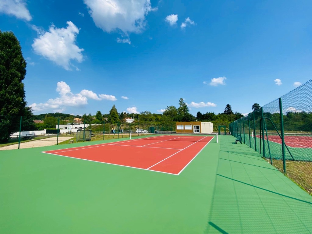 Construction de terrains de tennis à Bordeaux par ADN-SOL - Courts en béton poreux, résine ou gazon synthétique.