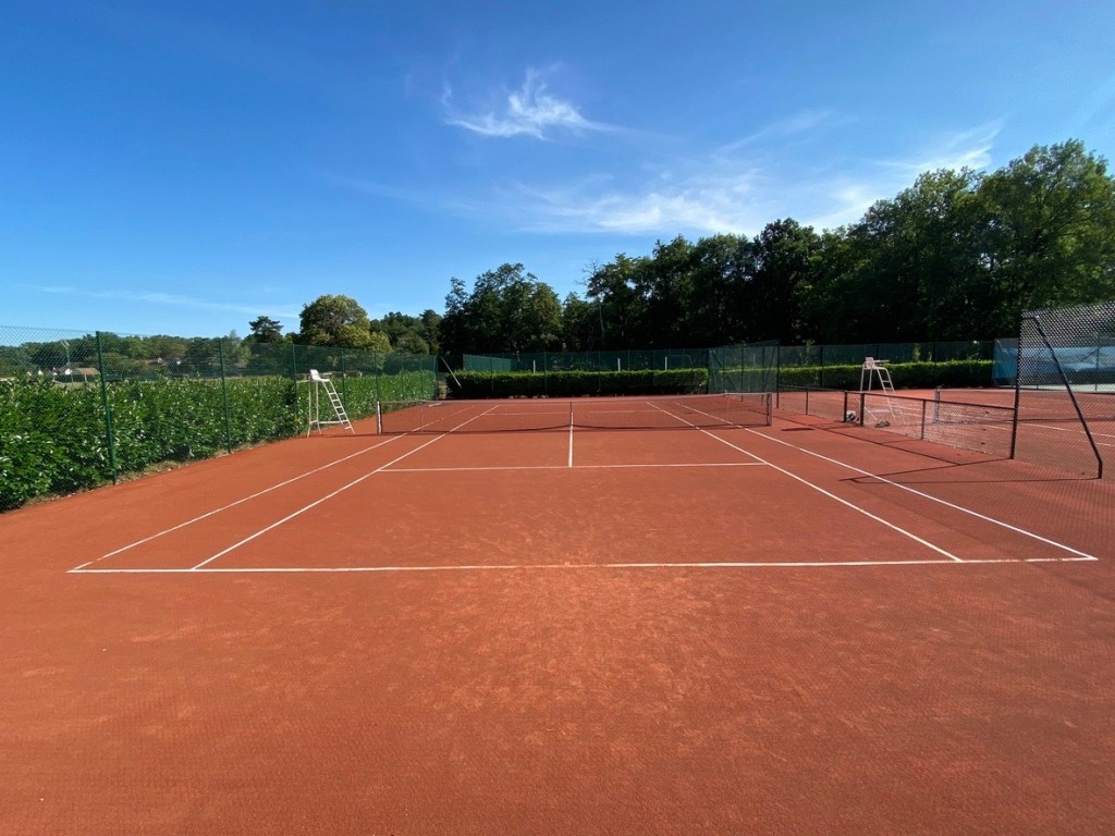 Construction de terrains de tennis à Bourges par ADN-SOL, experts en construction de tennis Bourges. Découvrez nos solutions sur mesure pour des courts en béton poreux, terre battue synthétique et gazon synthétique, adaptés aux besoins de clubs et installations privées.