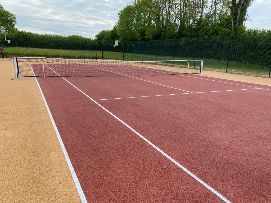Construction de terrains de tennis à Bressuire par ADN-SOL - Courts en béton poreux, résine ou gazon synthétique.