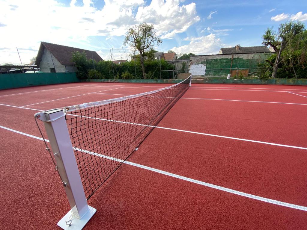 Construction de terrains de tennis à Caen par ADN-SOL - Courts en béton poreux, résine ou gazon synthétique.