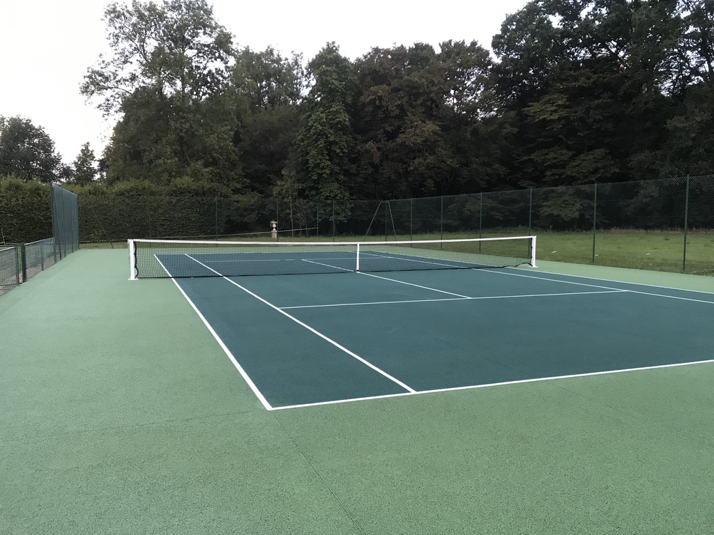 Construction de terrains de tennis en Sologne par ADN-SOL - Courts en béton poreux, résine ou gazon synthétique.