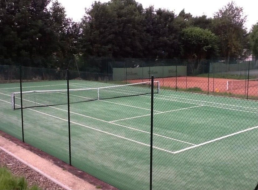 Construction de terrains de tennis à La Roche-sur-Yon par ADN-SOL, expert en création de courts performants et durables.