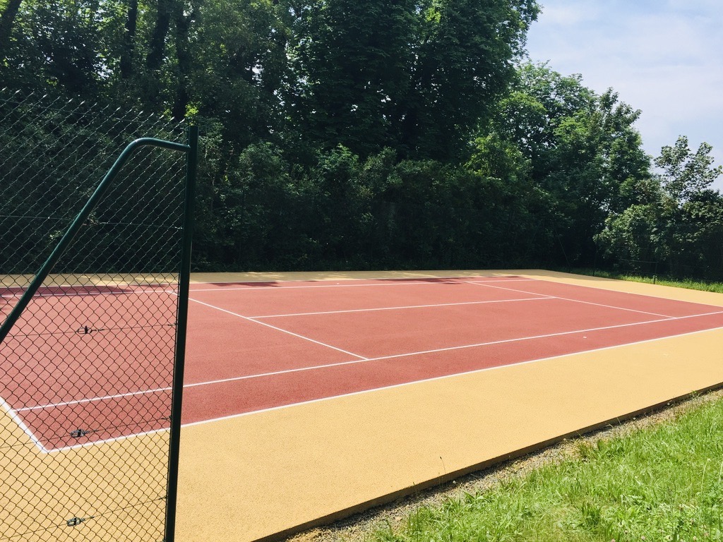 Construction de terrains de tennis à La Rochelle par ADN-SOL - Courts en béton poreux, résine ou gazon synthétique.
