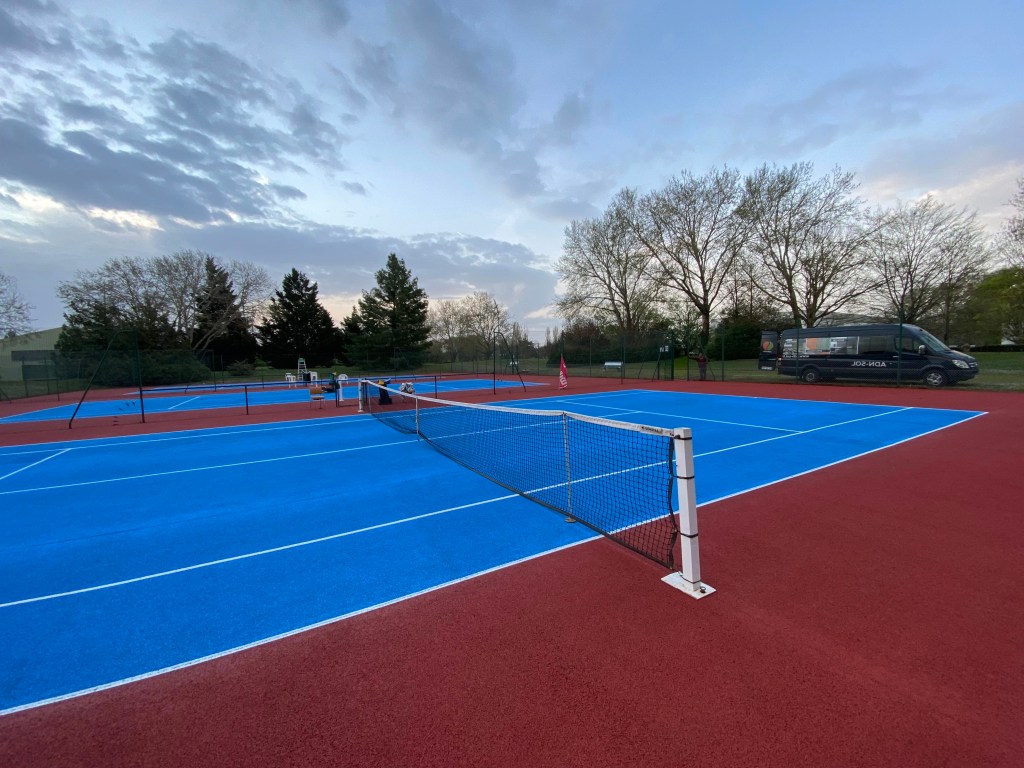 Construction de terrains de tennis à Laval par ADN-SOL, expert en création de courts performants et durables.