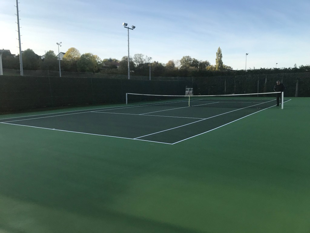 Construction de terrains de tennis à Limoges par ADN-SOL - Courts en béton poreux, résine ou gazon synthétique.