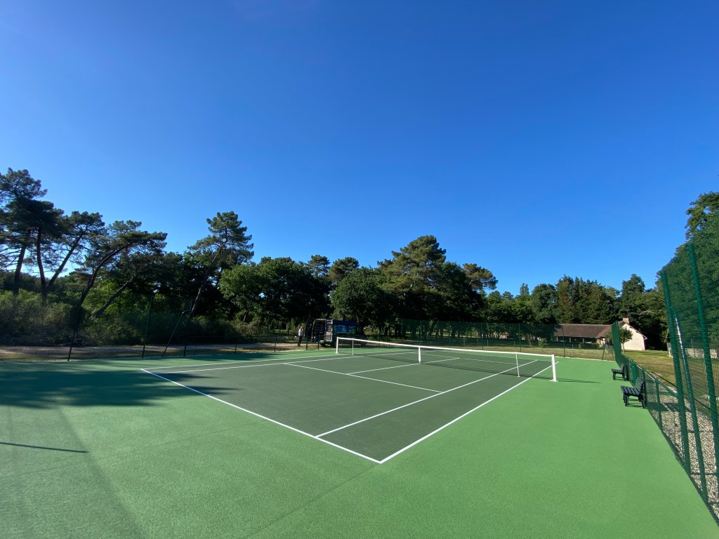 Construction de terrains de tennis à Niort par ADN-SOL - Courts en béton poreux, résine ou gazon synthétique.