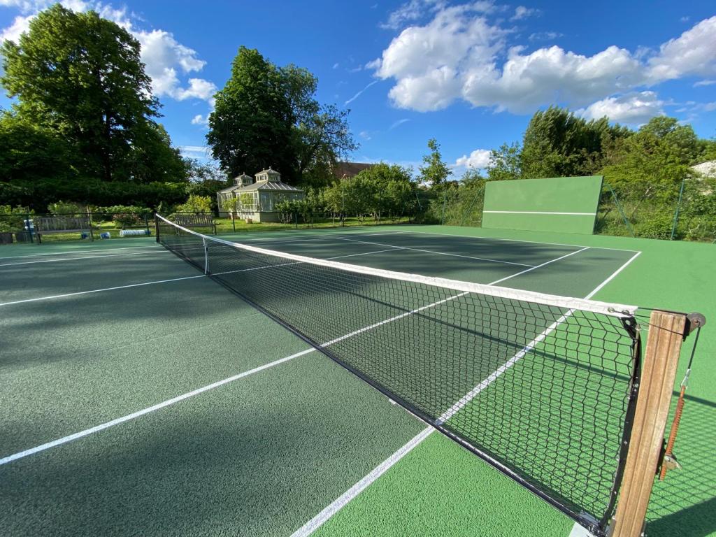 Votre expert en construction terrains de tennis à Nantes
À Nantes, la demande pour des terrains de tennis performants et durables ne cesse de croître. C’est pourquoi ADN-SOL se spécialise dans la construction de terrains de tennis à Nantes, offrant des solutions adaptées aux clubs sportifs, aux collectivités locales et aux particuliers. Nos équipes d’experts maîtrisent les dernières techniques pour créer des surfaces de jeu qui allient résistance, confort et sécurité.

Nous intervenons sur des projets de construction tennis à Nantes, que ce soit pour des installations en terre battue synthétique, résine, béton poreux ou gazon synthétique. Chaque projet est réalisé avec précision, en tenant compte des spécificités de votre site et de vos attentes. Grâce à notre expérience et à l’utilisation de matériaux de qualité, nous assurons un rendu optimal, respectant les normes en vigueur.

Choisir ADN-SOL pour la construction terrains de tennis Nantes, c'est opter pour une expertise locale reconnue et un accompagnement personnalisé à chaque étape du projet, de l’étude de faisabilité à la livraison du terrain.