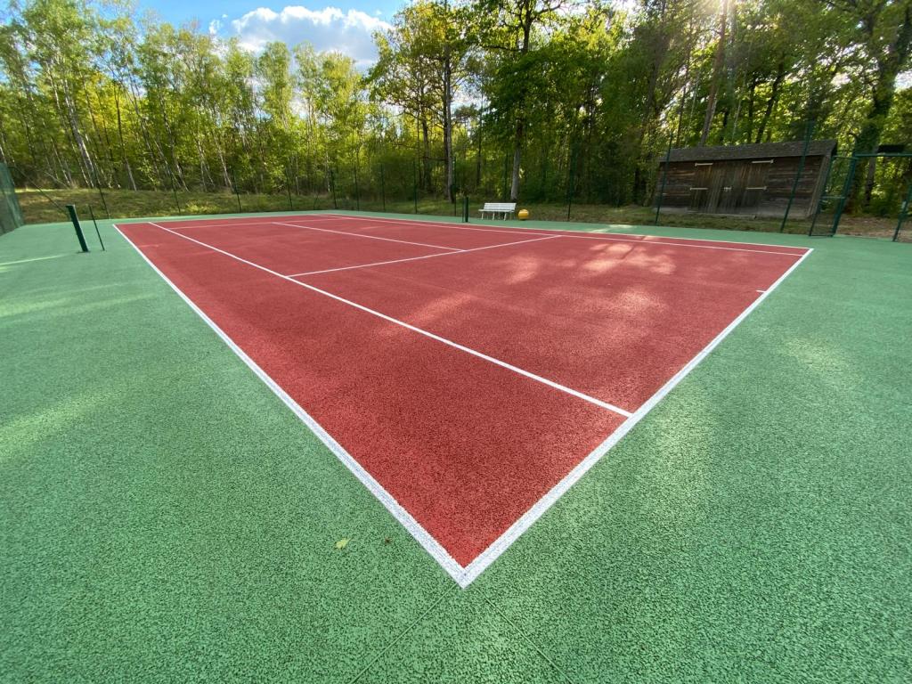 Construction de terrains de tennis à Rouen par ADN-SOL - Courts de tennis en béton poreux, résine ou gazon synthétique.