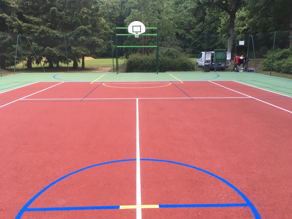 Construction de terrains de tennis à Tours avec ADN SOL - Experts en construction de courts de tennis en béton poreux, résine, gazon synthétique et autres revêtements à Tours, France