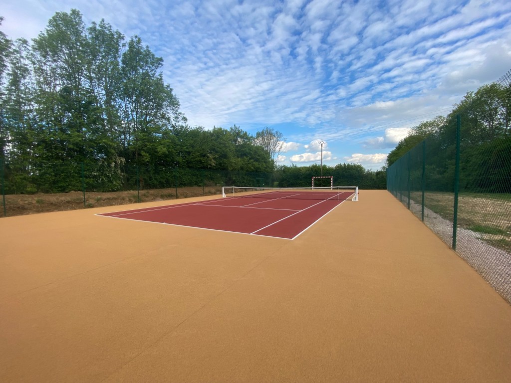 Un terrain de tennis réalisé par ADN SOL, spécialisé dans la construction de courts de tennis en France. Obtenez un devis construction tennis adapté à vos besoins