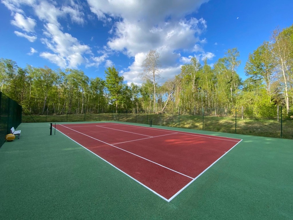 Construction de terrains de tennis à Agen par ADN-SOL - Courts en béton poreux, résine ou gazon synthétique.