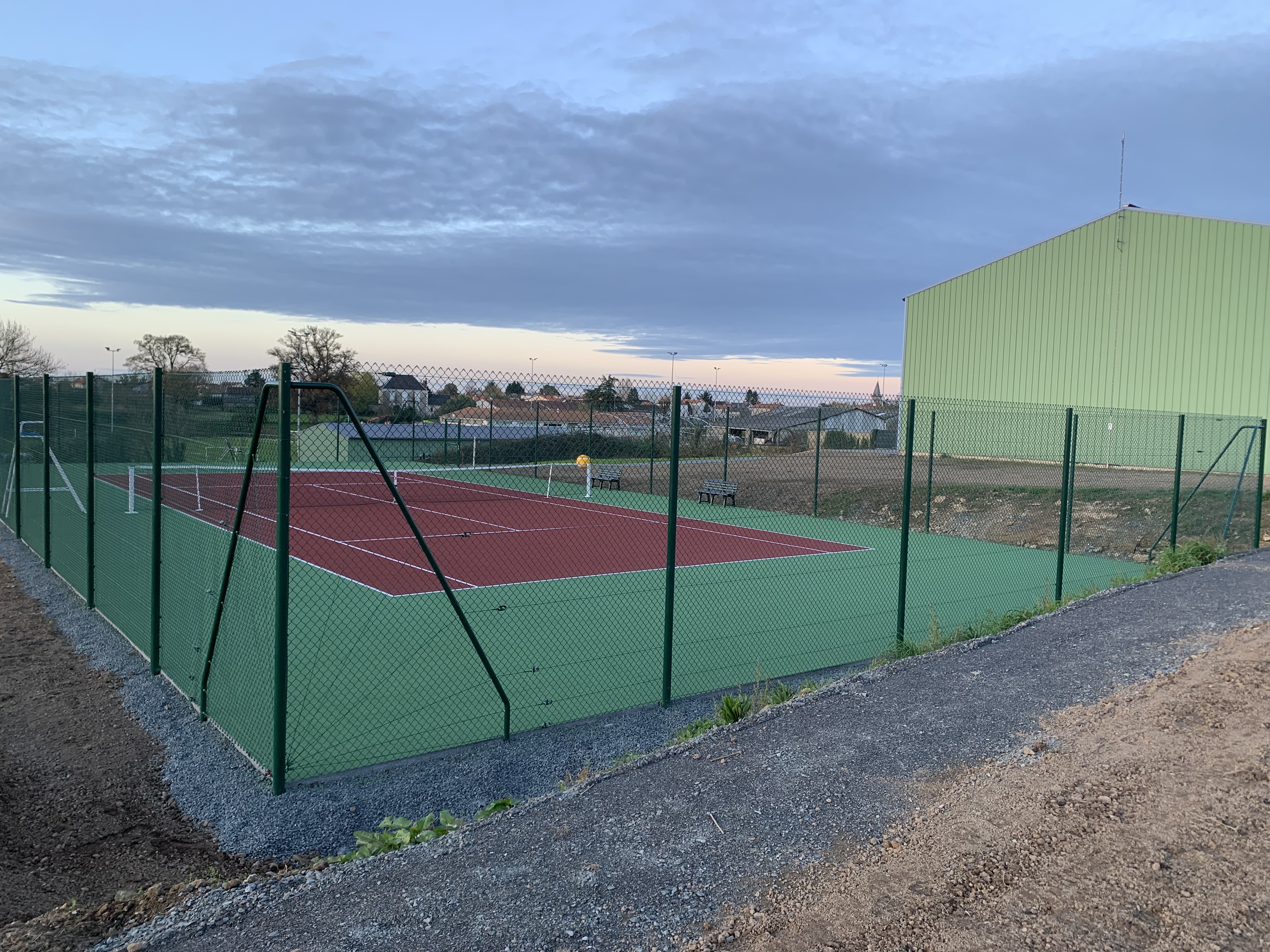 Nous construisons des terrains de tennis à Lyon adaptés à vos besoins : béton poreux, résine, gazon ou terre battue synthétique. Faites confiance à notre expertise depuis 1998.