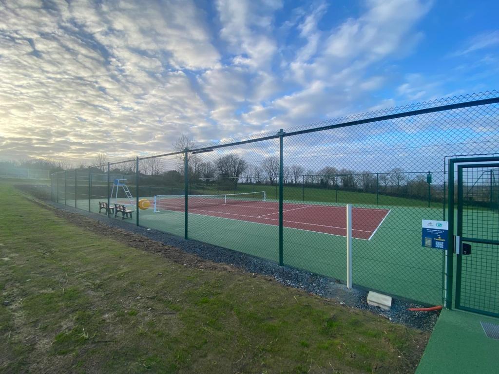 Pour vos projets de construction de terrains de tennis à Montluçon, ADN-SOL met à votre disposition son expertise de plus de 40 ans. Nous réalisons des courts en béton poreux, résine, gazon synthétique et autres revêtements, en assurant des installations durables et conformes aux normes strictes de sécurité et de performance. Faites appel à nous pour des terrains de tennis à Montluçon, parfaitement adaptés à vos besoins et à la pratique du tennis.