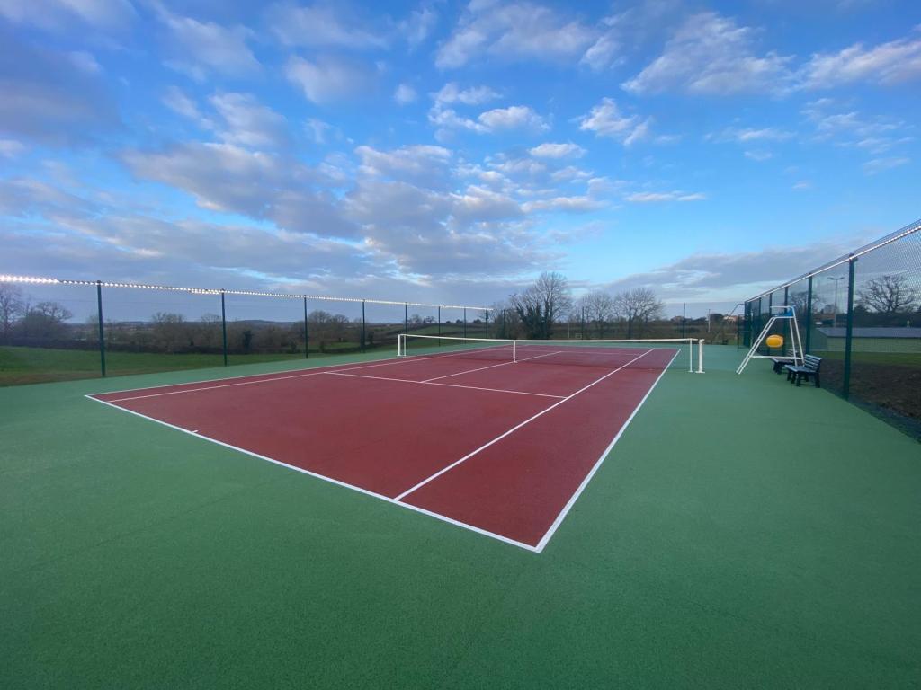 Pour la construction de terrains de tennis à Saumur, ADN-SOL met son expérience et son savoir-faire à votre service. Nous concevons des courts de tennis personnalisés, que ce soit en béton poreux, résine, gazon synthétique ou autres revêtements. Forts de plus de 40 ans d’expérience, nous vous assurons des installations de qualité, conformes aux normes strictes de sécurité et de performance, adaptées à vos besoins spécifiques.