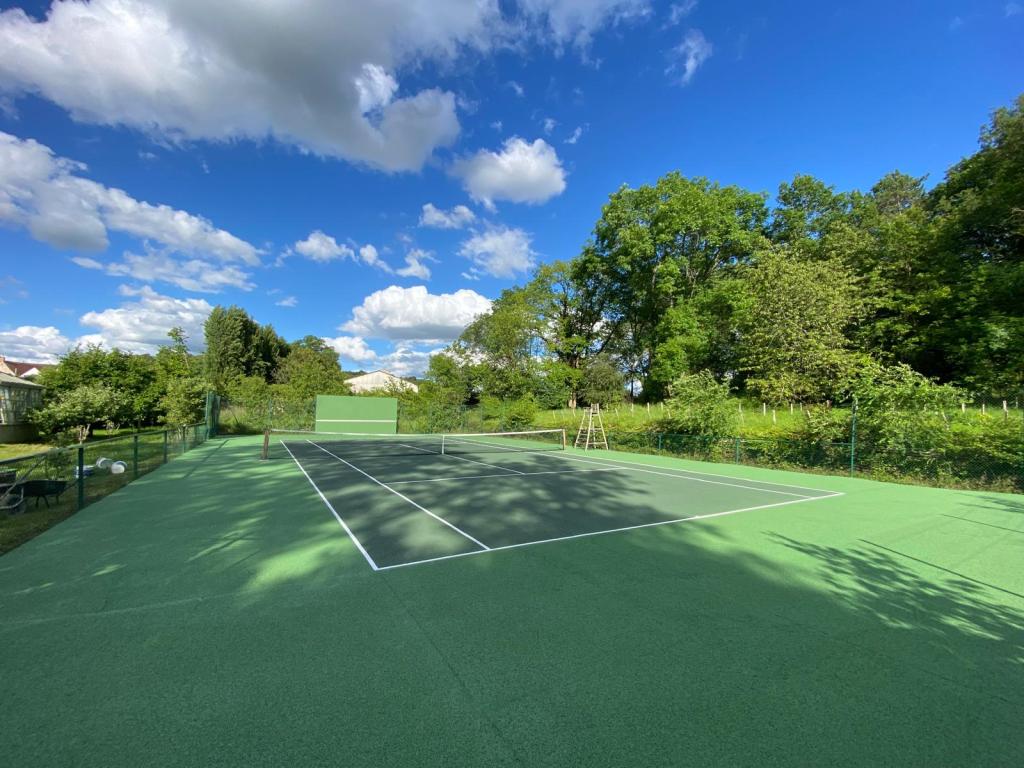 Pour vos projets de construction de terrains de tennis à Annonay, ADN-SOL met à votre service son expertise de plus de 40 ans. Nous réalisons des courts en béton poreux, résine, gazon synthétique et autres revêtements, en garantissant des installations durables et conformes aux normes strictes de sécurité et de performance. Faites appel à nous pour des terrains de tennis à Annonay, parfaitement adaptés à vos besoins et à la pratique du tennis.