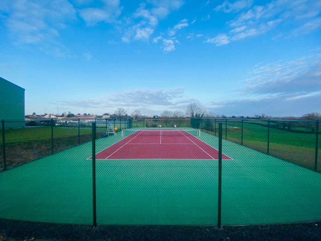ADN-SOL est votre partenaire idéal pour la construction de terrains de tennis à Mâcon. Notre équipe d'experts réalise des installations sur mesure, en utilisant des matériaux certifiés et en respectant les normes strictes de la profession. Que vous souhaitiez un court en béton poreux, résine ou gazon synthétique, nous vous offrons des solutions personnalisées et durables. Avec plus de 40 ans d’expérience, nous vous accompagnons tout au long de votre projet pour créer des terrains de tennis de qualité, adaptés à toutes vos attentes.