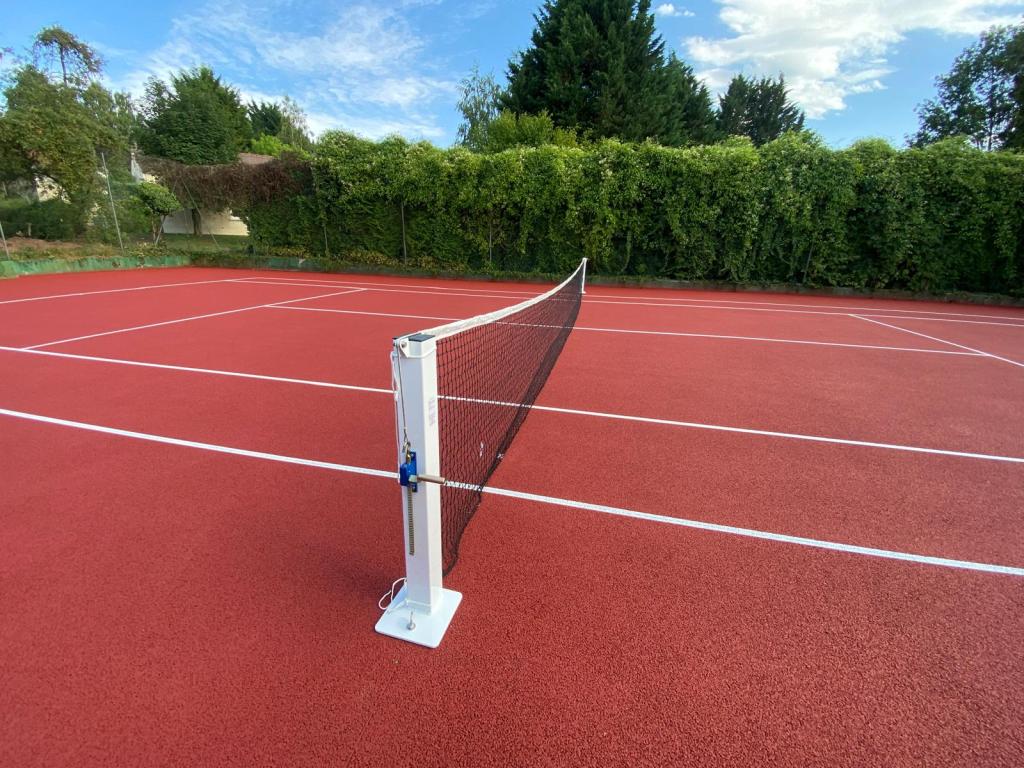 Pour vos projets de construction de terrains de tennis à Saint-Étienne, ADN-SOL met à votre disposition son expertise de plus de 40 ans. Nous réalisons des courts en béton poreux, résine, gazon synthétique et autres revêtements, en garantissant des installations durables et conformes aux normes strictes de sécurité et de performance. Faites appel à nous pour des terrains de tennis à Saint-Étienne, parfaitement adaptés à vos besoins et à la pratique du tennis.