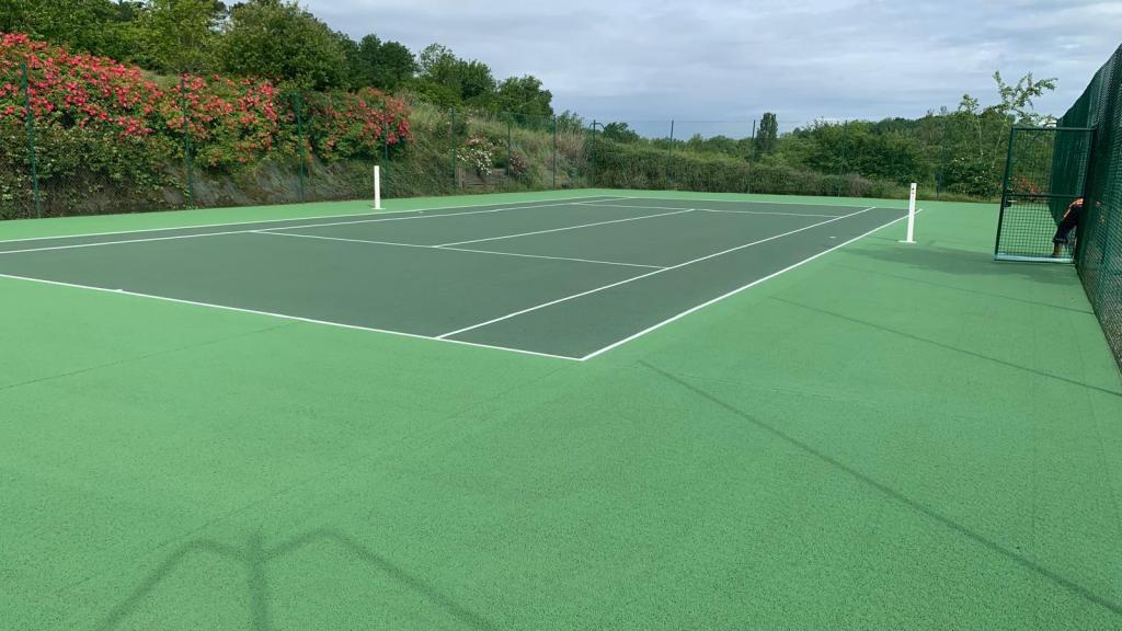 Pour vos projets de construction de terrains de tennis à Valence, ADN-SOL met à votre service son expertise de plus de 40 ans. Nous réalisons des courts en béton poreux, résine, gazon synthétique et autres revêtements, en garantissant des installations durables et conformes aux normes strictes de sécurité et de performance. Faites appel à nous pour des terrains de tennis à Valence, parfaitement adaptés à vos besoins et à la pratique du tennis.