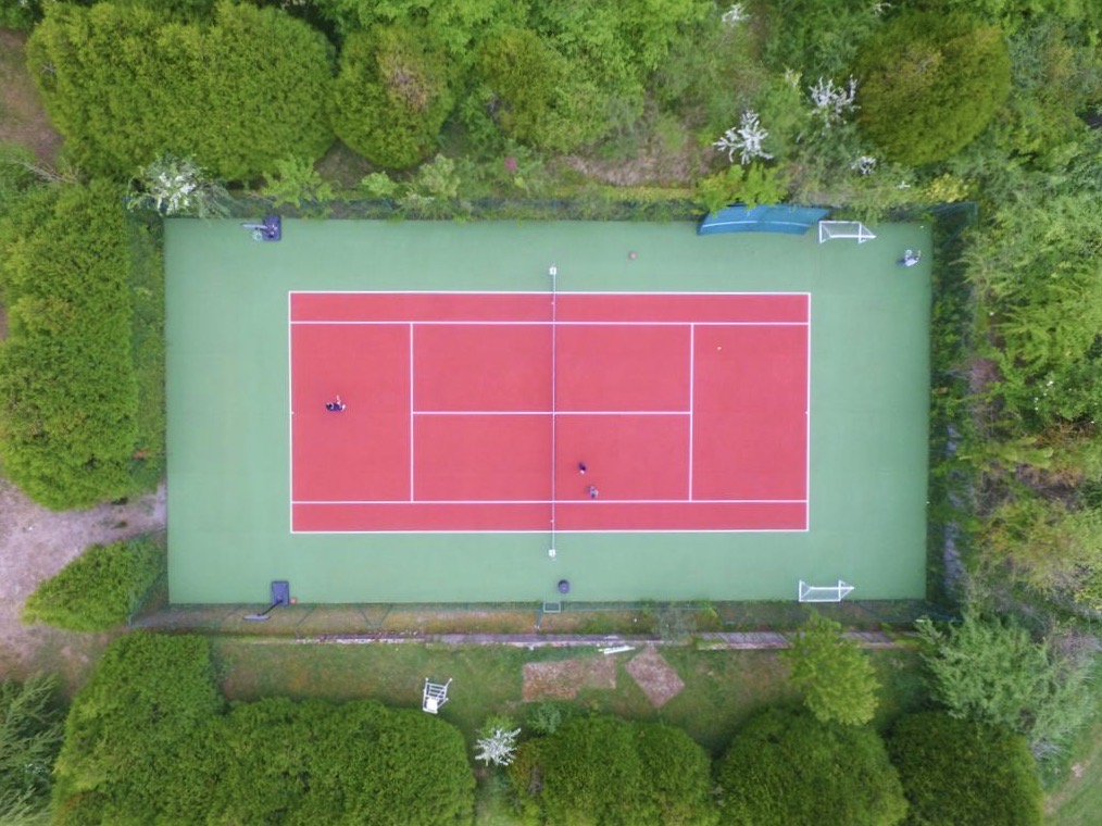 Pour vos projets de construction de terrains de tennis à Nice, ADN-SOL met à votre service son expertise de plus de 40 ans. Nous réalisons des courts en béton poreux, résine, gazon synthétique et autres revêtements, en garantissant des installations durables et conformes aux normes strictes de sécurité et de performance. Faites appel à nous pour des terrains de tennis à Nice, parfaitement adaptés à vos besoins et à la pratique du tennis.