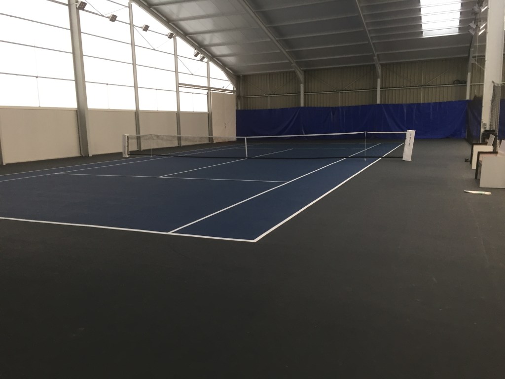 Pour vos projets de construction de terrains de tennis à Perpignan, ADN-SOL met à votre service son expertise de plus de 40 ans. Nous réalisons des courts en béton poreux, résine, gazon synthétique et autres revêtements, en garantissant des installations durables et conformes aux normes strictes de sécurité et de performance. Faites appel à nous pour des terrains de tennis à Perpignan, parfaitement adaptés à vos besoins et à la pratique du tennis.