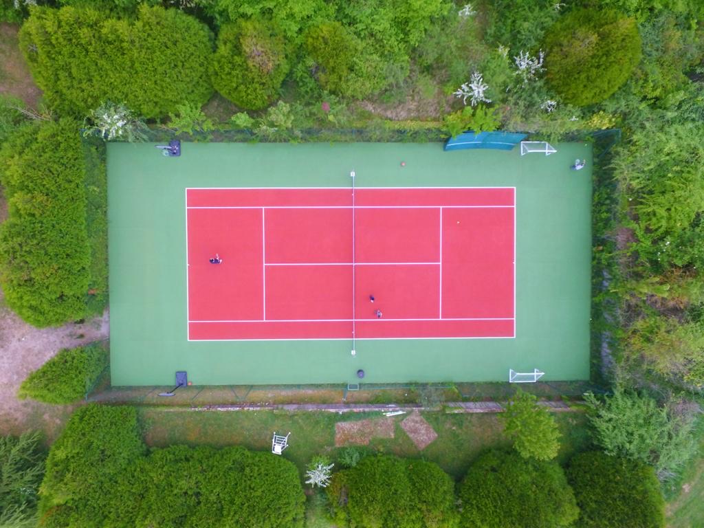 Pour vos projets de construction de terrains de tennis à Pamiers, ADN-SOL met à votre service son expertise de plus de 40 ans. Nous réalisons des courts en béton poreux, résine, gazon synthétique et autres revêtements, en garantissant des installations durables et conformes aux normes strictes de sécurité et de performance. Faites appel à nous pour des terrains de tennis à Pamiers, parfaitement adaptés à vos besoins et à la pratique du tennis.