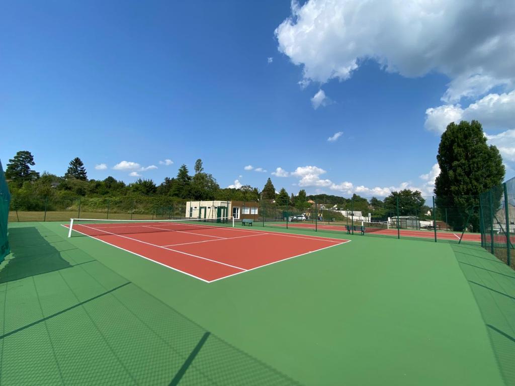 Pour vos projets de construction de terrains de tennis dans la région Grand Est, ADN-SOL met à votre service son expertise de plus de 40 ans. Nous réalisons des courts en béton poreux, résine, gazon synthétique et autres revêtements, en garantissant des installations durables et conformes aux normes strictes de sécurité et de performance. Faites appel à nous pour des terrains de tennis dans le Grand Est, parfaitement adaptés à vos besoins et à la pratique du tennis.