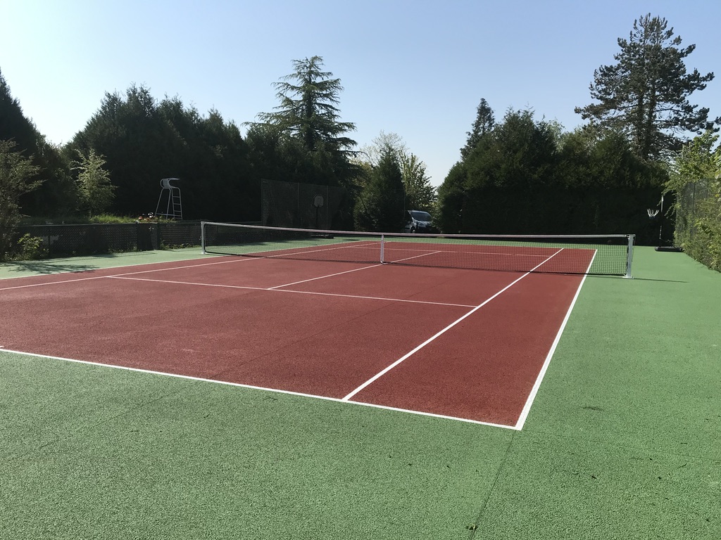 Pour vos projets de construction de terrains de tennis à Tarbes, ADN-SOL met à votre service son expertise de plus de 40 ans. Nous réalisons des courts en béton poreux, résine, gazon synthétique et autres revêtements, en garantissant des installations durables et conformes aux normes strictes de sécurité et de performance. Faites appel à nous pour des terrains de tennis à Tarbes, parfaitement adaptés à vos besoins et à la pratique du tennis.
