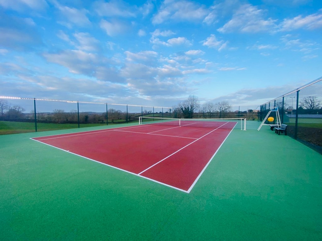 Pour vos projets de construction de terrains de tennis à Saint-Malo, ADN-SOL vous offre son savoir-faire et son expérience de plus de 40 ans. Nous concevons des courts de tennis personnalisés, en béton poreux, résine ou gazon synthétique, garantissant des installations durables et de qualité. Nous respectons les normes les plus strictes pour des terrains adaptés à toutes vos attentes sportives.