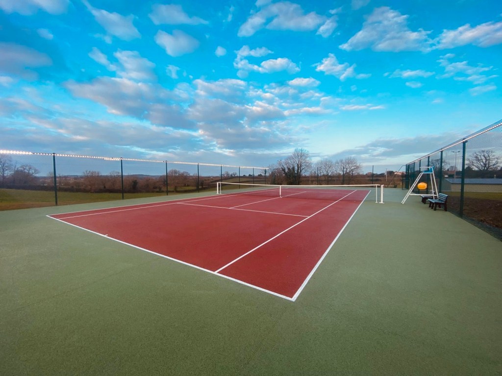 ADN-SOL, spécialiste de la construction de terrains de tennis à Versailles, vous accompagne dans la réalisation de courts en béton poreux, résine ou gazon synthétique. Grâce à notre expertise de plus de 40 ans, nous vous assurons des installations respectant les normes les plus strictes en matière de sécurité et de performance. Faites appel à nous pour créer des terrains de tennis à Versailles qui répondront parfaitement à vos besoins.