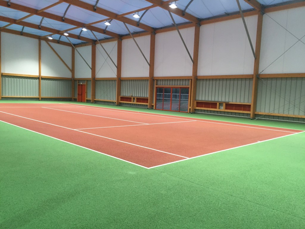Terrain de tennis en résine rouge et vert, réalisé par ADN-SOL à Strasbourg.