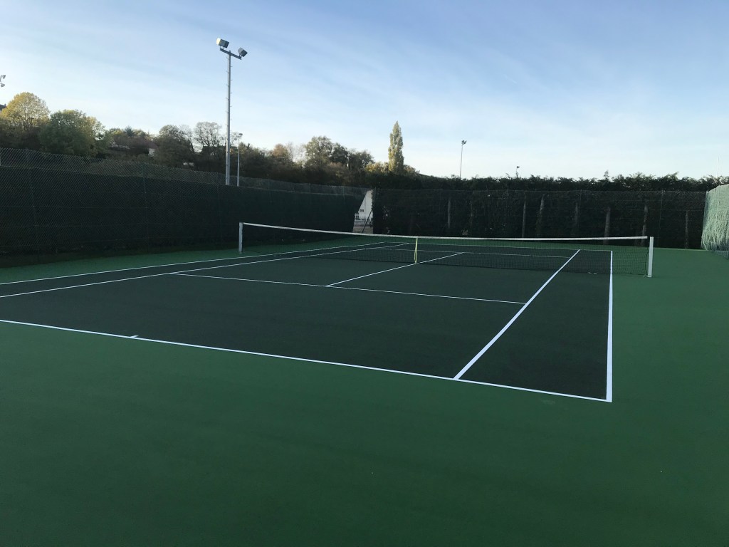 Pour vos projets de construction de terrains de tennis à Ajaccio, ADN-SOL met à votre service son expertise de plus de 40 ans. Nous réalisons des courts en béton poreux, résine, gazon synthétique et autres revêtements, en garantissant des installations durables et conformes aux normes strictes de sécurité et de performance. Faites appel à nous pour des terrains de tennis à Ajaccio, parfaitement adaptés à vos besoins et à la pratique du tennis.