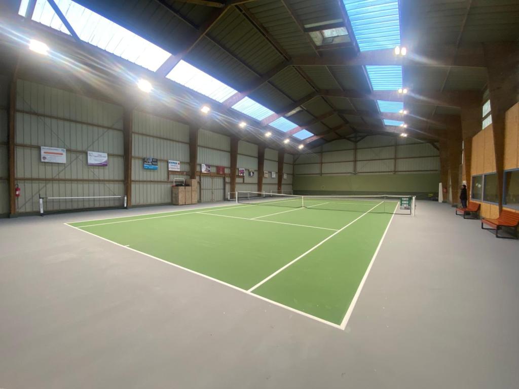 Pour vos projets de construction de terrains de tennis à Nancy, ADN-SOL met à votre service son expertise de plus de 40 ans. Nous réalisons des courts en béton poreux, résine, gazon synthétique et autres revêtements, en garantissant des installations durables et conformes aux normes strictes de sécurité et de performance. Faites appel à nous pour des terrains de tennis à Nancy, parfaitement adaptés à vos besoins et à la pratique du tennis.