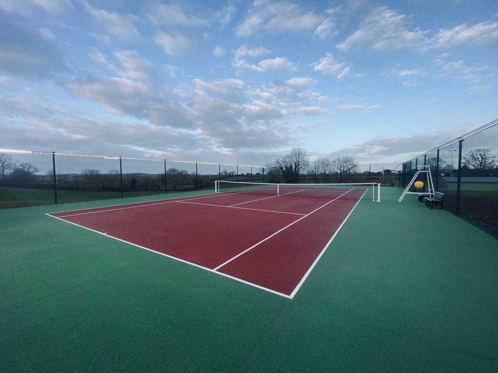 Pour la construction de terrains de tennis à Amboise, ADN-SOL met à votre disposition son expertise et ses 40 ans d’expérience. Nous réalisons des courts de tennis en béton poreux, résine, gazon synthétique et autres revêtements, en assurant des installations conformes aux normes en vigueur et d’une grande qualité. Nous vous garantissons des terrains de tennis sur mesure, durables et adaptés à vos besoins spécifiques à Amboise.