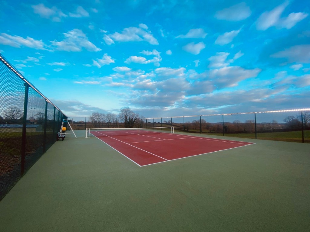 ADN-SOL, spécialiste de la construction de terrains de tennis à Belfort, vous offre des solutions personnalisées pour la création de courts de tennis en béton poreux, résine, gazon synthétique ou autres revêtements. Forts de plus de 40 ans d’expérience, nous garantissons des installations de qualité, conformes aux normes strictes de sécurité et de performance. Faites appel à nous pour concevoir des terrains de tennis à Belfort qui répondront parfaitement à vos attentes.