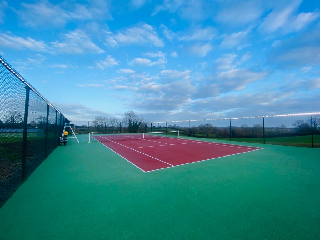 Pour vos projets de construction de terrains de tennis à Metz, ADN-SOL met à votre service son expertise de plus de 40 ans. Nous réalisons des courts en béton poreux, résine, gazon synthétique et autres revêtements, en garantissant des installations durables et conformes aux normes strictes de sécurité et de performance. Faites appel à nous pour des terrains de tennis à Metz, parfaitement adaptés à vos besoins et à la pratique du tennis.