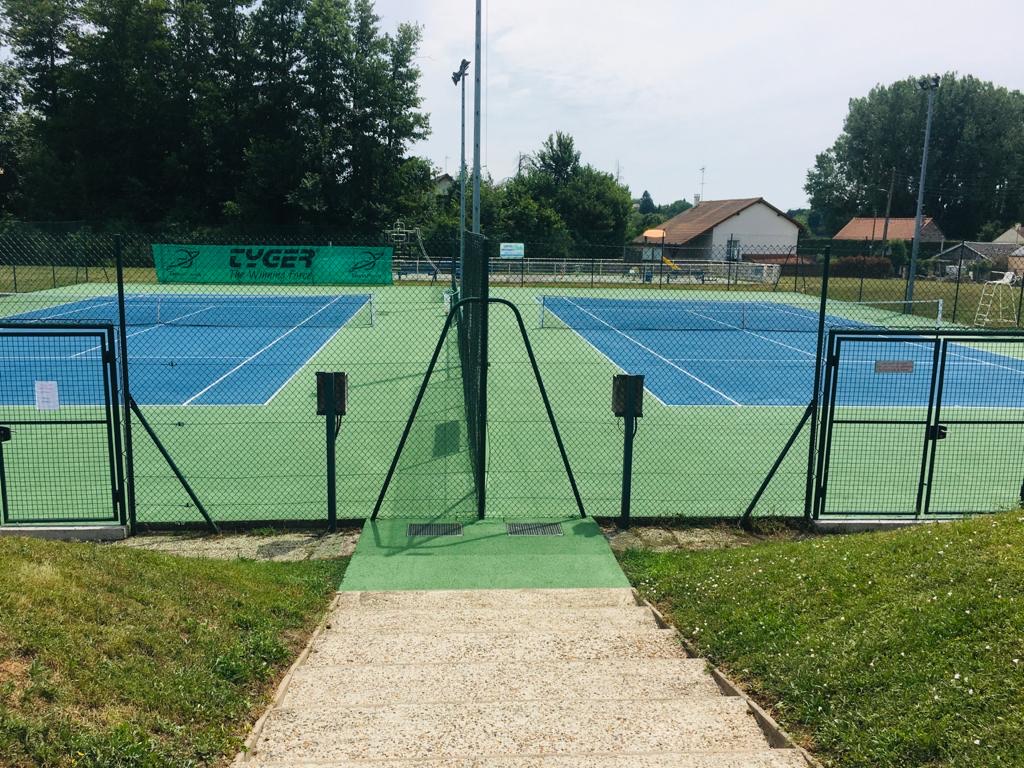 Pour vos projets de construction de terrains de tennis à Toulon, ADN-SOL met à votre service son expertise de plus de 40 ans. Nous réalisons des courts en béton poreux, résine, gazon synthétique et autres revêtements, en garantissant des installations durables et conformes aux normes strictes de sécurité et de performance. Faites appel à nous pour des terrains de tennis à Toulon, parfaitement adaptés à vos besoins et à la pratique du tennis.