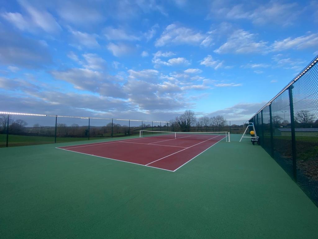 Pour la construction de terrains de tennis à Vesoul, faites appel à ADN-SOL, expert en réalisations sur mesure. Nous assurons la conception et la construction de courts de tennis en béton poreux, résine, gazon synthétique ou autres revêtements, en garantissant des installations solides et conformes aux normes les plus exigeantes. Avec plus de 40 ans d’expérience, nous vous offrons des solutions durables et adaptées à vos besoins spécifiques à Vesoul.