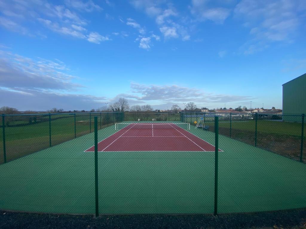 ADN-SOL, expert en construction de terrains de tennis à Besançon, vous accompagne dans la création de courts sur mesure. Qu'il s'agisse de béton poreux, résine ou gazon synthétique, nous réalisons des installations répondant aux normes les plus strictes. Avec plus de 40 ans d’expérience, nous nous engageons à offrir des solutions durables, esthétiques et fonctionnelles, adaptées à vos besoins. Faites confiance à ADN-SOL pour un terrain de tennis à Besançon de haute qualité.