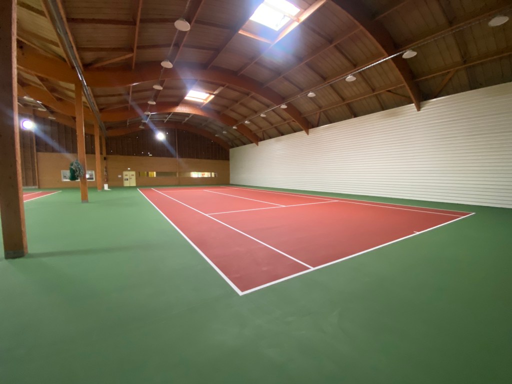 Pour vos projets de construction de terrains de tennis à Verdun, ADN-SOL met à votre disposition son expertise de plus de 40 ans. Nous réalisons des courts en béton poreux, résine, gazon synthétique et autres revêtements, en assurant des installations durables et conformes aux normes les plus strictes de sécurité et de performance. Faites appel à nous pour des terrains de tennis à Verdun, parfaitement adaptés à vos besoins.
