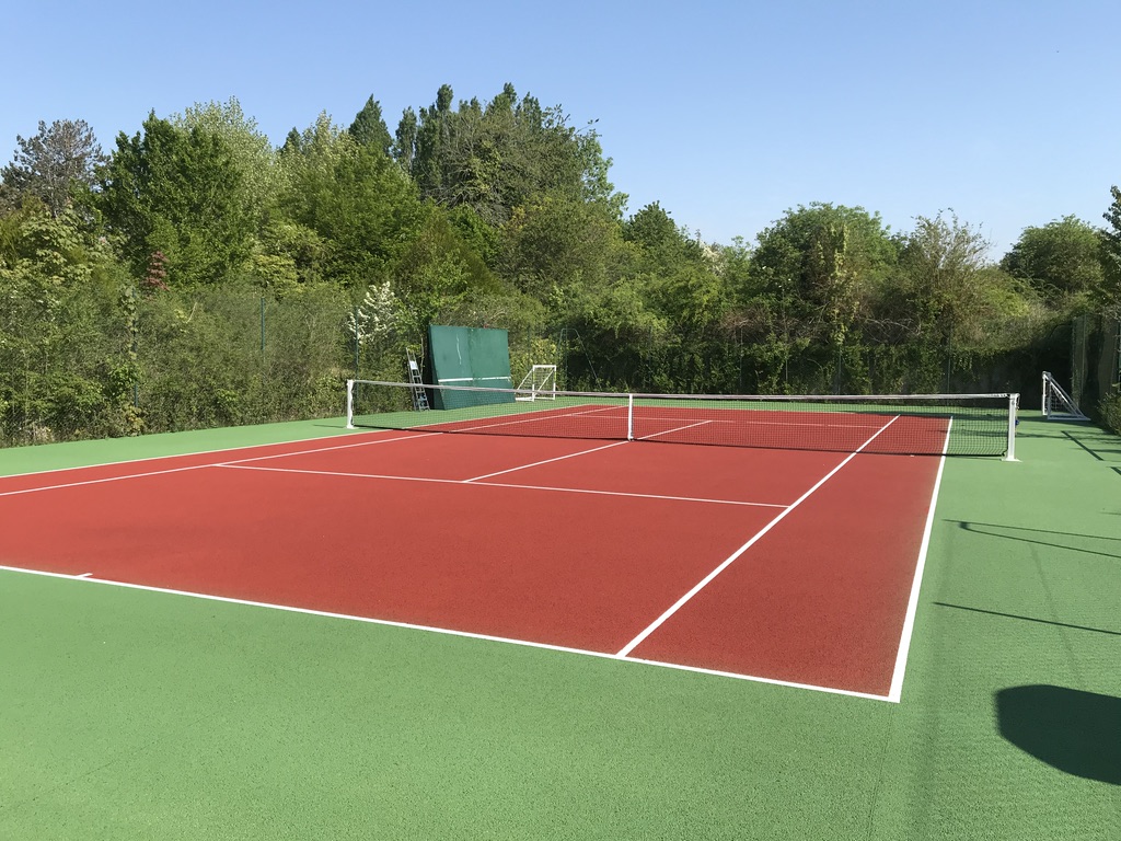 Pour vos projets de construction de terrains de tennis dans l'Essonne, ADN-SOL met à votre service son expertise de plus de 40 ans. Nous réalisons des courts en béton poreux, résine, gazon synthétique et autres revêtements, en garantissant des installations durables et conformes aux normes strictes de sécurité et de performance. Faites appel à nous pour des terrains de tennis dans l'Essonne, parfaitement adaptés à vos besoins et à la pratique du tennis.