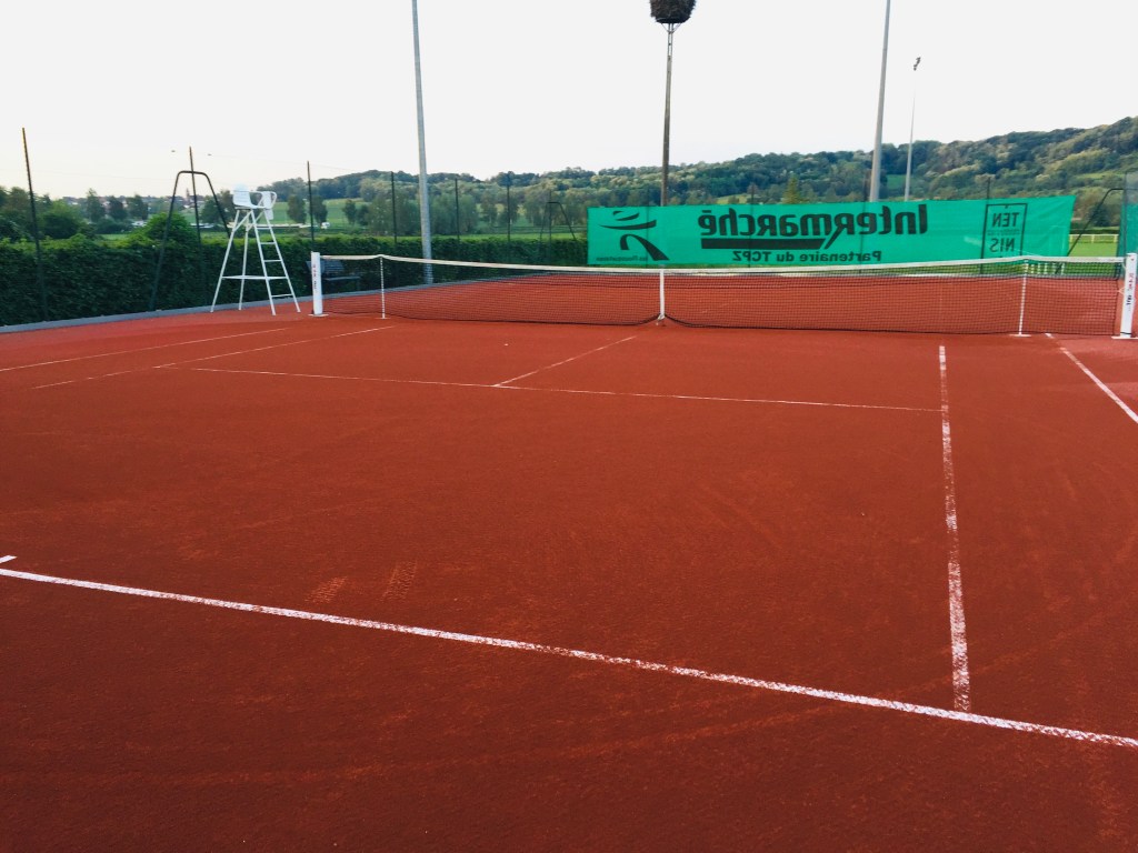Pour vos projets de construction de terrains de tennis à Montauban, ADN-SOL met à votre service son expertise de plus de 40 ans. Nous réalisons des courts en béton poreux, résine, gazon synthétique et autres revêtements, en garantissant des installations durables et conformes aux normes strictes de sécurité et de performance. Faites appel à nous pour des terrains de tennis à Montauban, parfaitement adaptés à vos besoins et à la pratique du tennis.