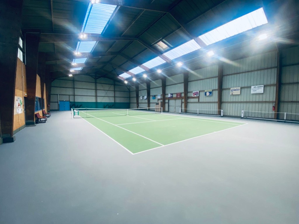 Pour la construction de terrains de tennis à Calais, ADN-SOL met son expertise à votre service. Forts de plus de 40 ans d'expérience, nous réalisons des courts en béton poreux, résine, gazon synthétique et autres revêtements adaptés à vos besoins spécifiques. Nous vous assurons des installations conformes aux normes strictes de sécurité et de performance, pour des terrains de tennis durables et parfaitement adaptés à vos exigences à Calais.
