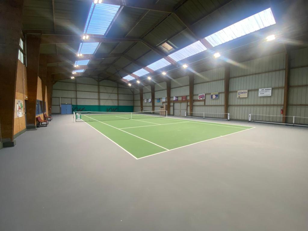Pour vos projets de construction de terrains de tennis à Lille, ADN-SOL met à votre disposition son savoir-faire et plus de 40 ans d’expérience. Nous concevons des courts de tennis personnalisés en béton poreux, résine, gazon synthétique et autres revêtements, en assurant des installations de qualité, durables et conformes aux normes strictes. Faites confiance à ADN-SOL pour des terrains de tennis à Lille qui répondront à toutes vos attentes.