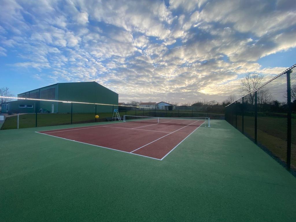 Pour vos projets de construction de terrains de tennis à Cahors, ADN-SOL met à votre service son expertise de plus de 40 ans. Nous réalisons des courts en béton poreux, résine, gazon synthétique et autres revêtements, en garantissant des installations durables et conformes aux normes strictes de sécurité et de performance. Faites appel à nous pour des terrains de tennis à Cahors, parfaitement adaptés à vos besoins et à la pratique du tennis.