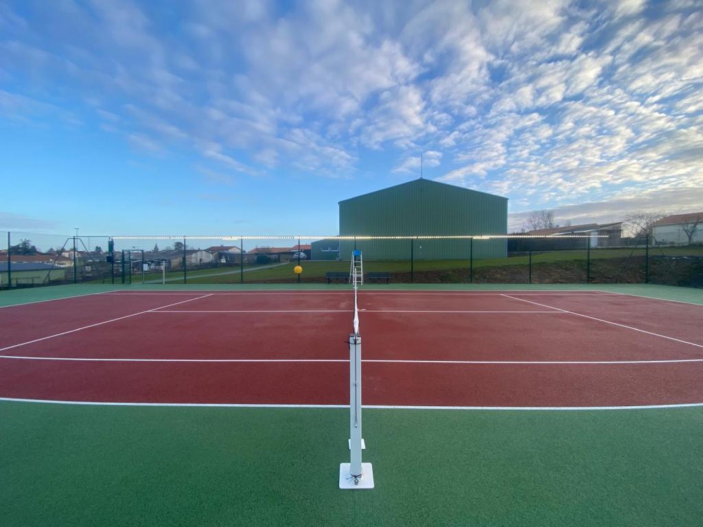 Pour vos projets de construction de terrains de tennis à Mulhouse, ADN-SOL met son expertise de plus de 40 ans à votre service. Nous réalisons des courts en béton poreux, résine, gazon synthétique et autres revêtements, en garantissant des installations durables et conformes aux normes strictes de sécurité et de performance. Faites appel à nous pour des terrains de tennis à Mulhouse, parfaitement adaptés à vos besoins et à la pratique du tennis.